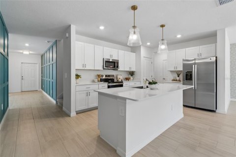 House in Land O' Lakes, Florida 6 bedrooms, 350.61 sq.m. № 2099634 - photo 8