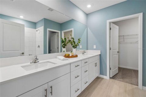 House in Land O' Lakes, Florida 6 bedrooms, 350.61 sq.m. № 2099634 - photo 21