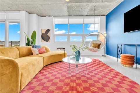 Condo in Miami, Florida, 2 bedrooms  № 1938088 - photo 1