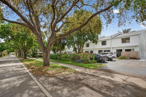 Townhouse in Lighthouse Point, Florida 2 bedrooms, 121.7 sq.m. № 2190061 - photo 13