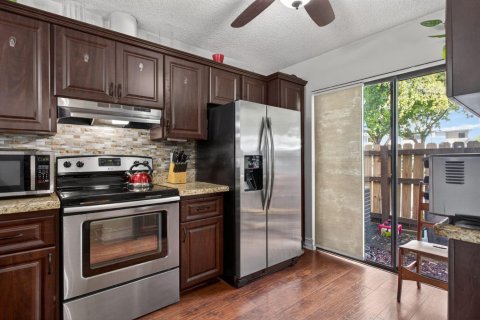 Townhouse in Lighthouse Point, Florida 2 bedrooms, 121.7 sq.m. № 2190061 - photo 15