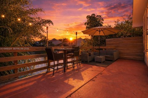 Adosado en Miami, Florida 3 dormitorios, 111.48 m2 № 2005339