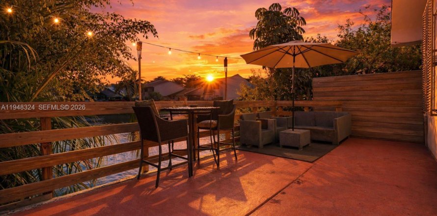 Adosado en Miami, Florida 3 dormitorios, 111.48 m2 № 2005339