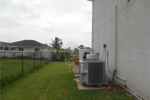 House in Cape Coral, Florida 4 bedrooms, 269.04 sq.m. № 1245203 - photo 27