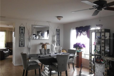House in Cape Coral, Florida 4 bedrooms, 269.04 sq.m. № 1245203 - photo 23