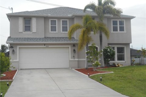 House in Cape Coral, Florida 4 bedrooms, 269.04 sq.m. № 1245203 - photo 17