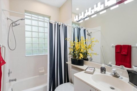 House in University Park, Florida 3 bedrooms, 200.48 sq.m. № 2155691 - photo 23