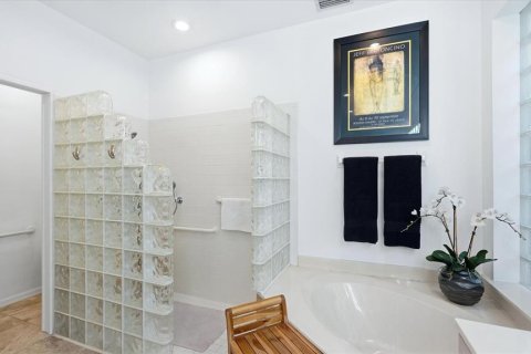 House in University Park, Florida 3 bedrooms, 200.48 sq.m. № 2155691 - photo 20
