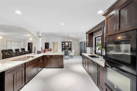 House in Coral Springs, Florida 4 bedrooms, 170.94 sq.m. № 1716075 - photo 19
