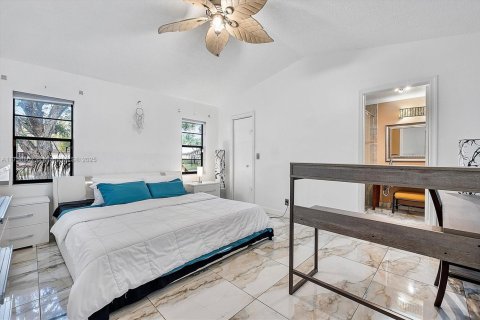 House in Coral Springs, Florida 4 bedrooms, 170.94 sq.m. № 1716075 - photo 20