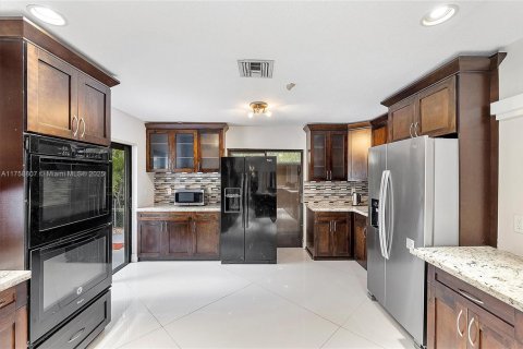 House in Coral Springs, Florida 4 bedrooms, 170.94 sq.m. № 1716075 - photo 17