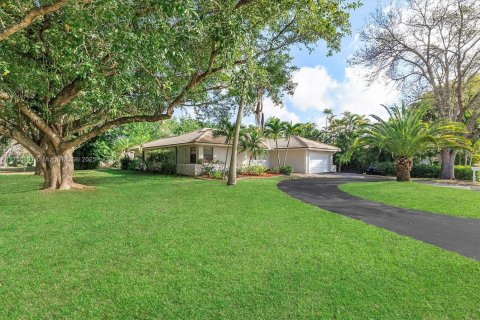 House in Coral Springs, Florida 4 bedrooms, 170.94 sq.m. № 1716075 - photo 1
