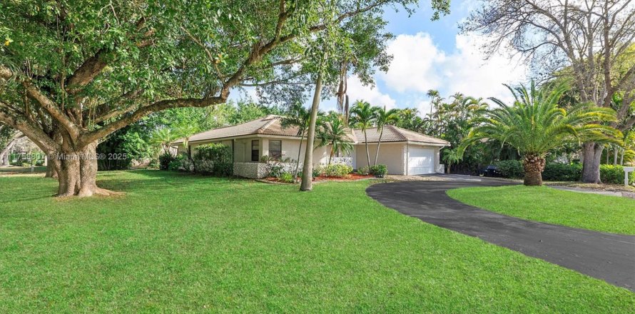 House in Coral Springs, Florida 4 bedrooms, 170.94 sq.m. № 1716075
