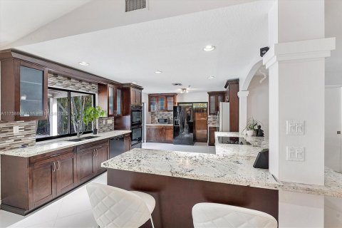 House in Coral Springs, Florida 4 bedrooms, 170.94 sq.m. № 1716075 - photo 15