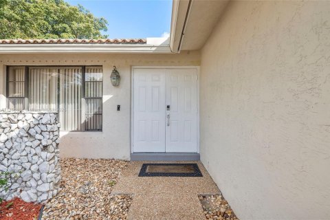 House in Coral Springs, Florida 4 bedrooms, 170.94 sq.m. № 1716075 - photo 8