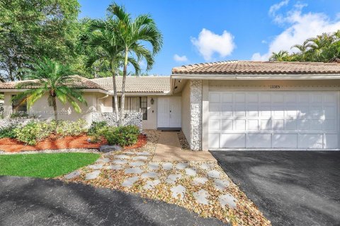 House in Coral Springs, Florida 4 bedrooms, 170.94 sq.m. № 1716075 - photo 5