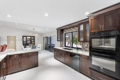 House in Coral Springs, Florida 4 bedrooms, 170.94 sq.m. № 1716075 - photo 18