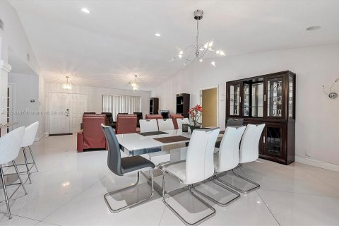 House in Coral Springs, Florida 4 bedrooms, 170.94 sq.m. № 1716075 - photo 14