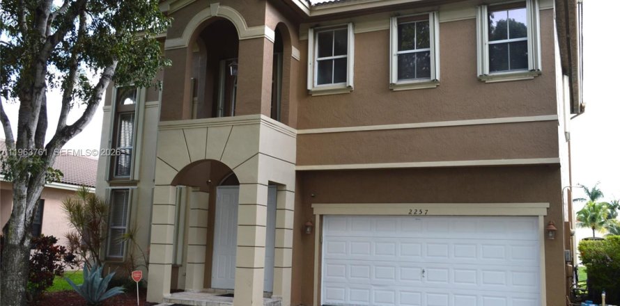 Casa en Miramar, Florida 4 dormitorios, 245.08 m2 № 2027336