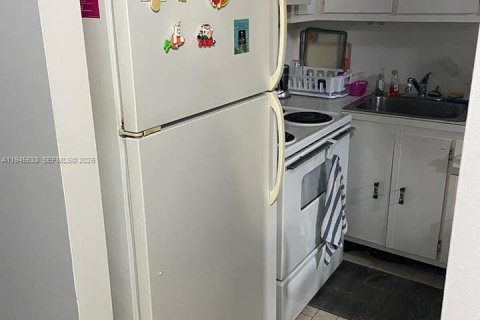 Condominio en alquiler en Sunny Isles Beach, Florida, 1 dormitorio, 49.8 m2 № 2002029 - foto 2