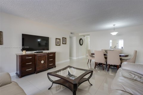 Copropriété à vendre à Hallandale Beach, Floride: 2 chambres, 101.45 m2 № 1955408 - photo 15