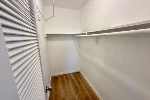 Condominio en alquiler en Hallandale Beach, Florida, 2 dormitorios, 80.82 m2 № 2050221 - foto 9