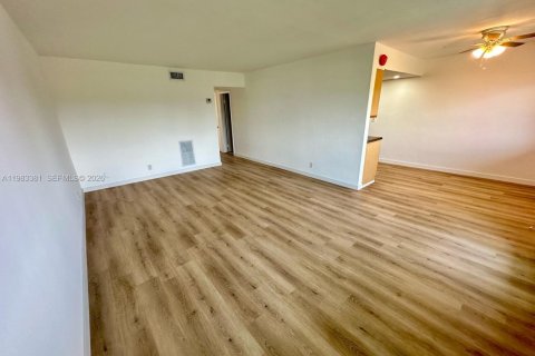 Condominio en alquiler en Hallandale Beach, Florida, 2 dormitorios, 80.82 m2 № 2050221 - foto 14