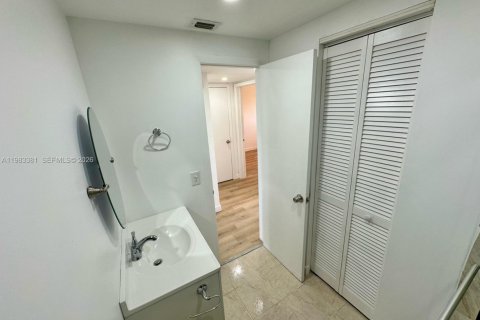 Condominio en alquiler en Hallandale Beach, Florida, 2 dormitorios, 80.82 m2 № 2050221 - foto 7