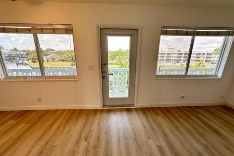 Condominio en alquiler en Hallandale Beach, Florida, 2 dormitorios, 80.82 m2 № 2050221 - foto 3