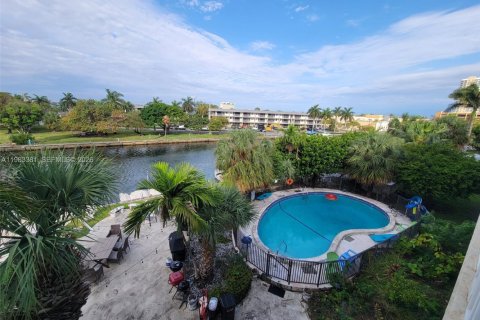 Condominio en alquiler en Hallandale Beach, Florida, 2 dormitorios, 80.82 m2 № 2050221 - foto 15