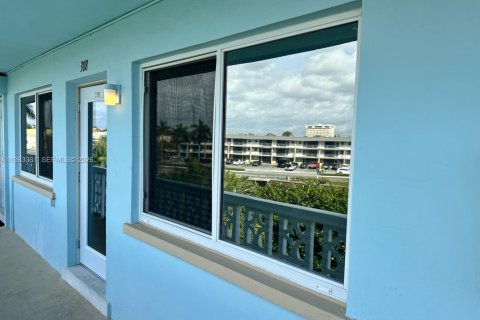 Condominio en alquiler en Hallandale Beach, Florida, 2 dormitorios, 80.82 m2 № 2050221 - foto 18