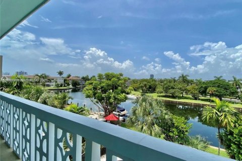 Condominio en alquiler en Hallandale Beach, Florida, 2 dormitorios, 80.82 m2 № 2050221 - foto 2