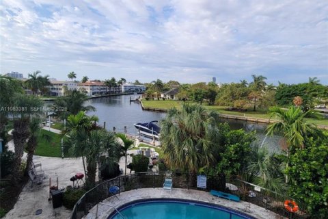 Condominio en alquiler en Hallandale Beach, Florida, 2 dormitorios, 80.82 m2 № 2050221 - foto 20