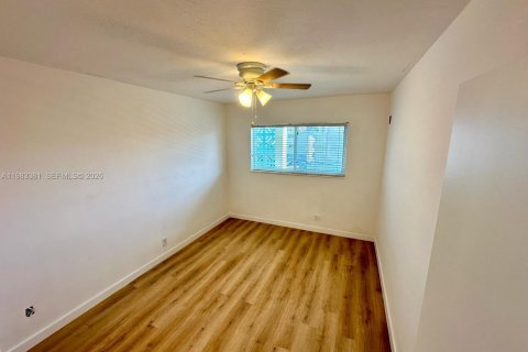 Condominio en alquiler en Hallandale Beach, Florida, 2 dormitorios, 80.82 m2 № 2050221 - foto 12