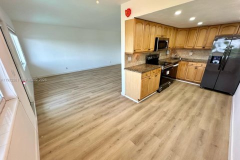 Condominio en alquiler en Hallandale Beach, Florida, 2 dormitorios, 80.82 m2 № 2050221 - foto 5