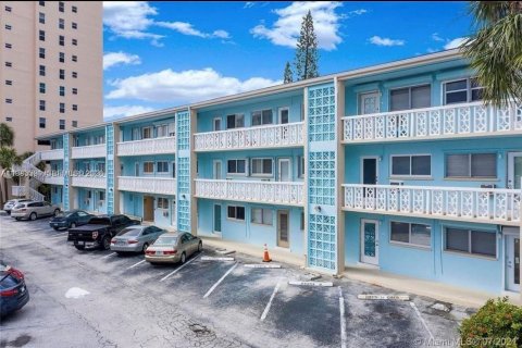 Condominio en alquiler en Hallandale Beach, Florida, 2 dormitorios, 80.82 m2 № 2050221 - foto 19