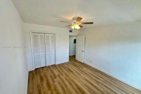 Condominio en alquiler en Hallandale Beach, Florida, 2 dormitorios, 80.82 m2 № 2050221 - foto 11