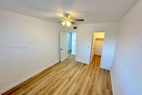Condominio en alquiler en Hallandale Beach, Florida, 2 dormitorios, 80.82 m2 № 2050221 - foto 8