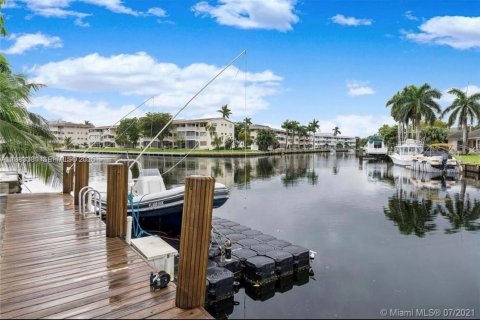 Condominio en alquiler en Hallandale Beach, Florida, 2 dormitorios, 80.82 m2 № 2050221 - foto 1