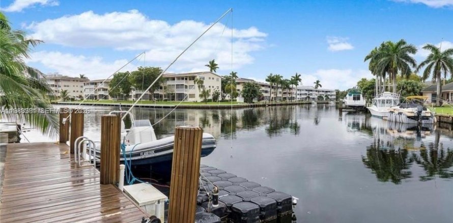 Condominio en Hallandale Beach, Florida, 2 dormitorios  № 2050221