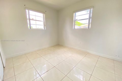 Villa ou maison à vendre à Miami, Floride: 3 chambres, 94.02 m2 № 2014526 - photo 13