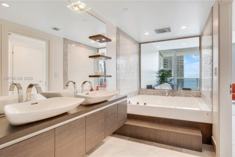 Condominio en alquiler en Miami, Florida, 2 dormitorios, 116.59 m2 № 2011744 - foto 12