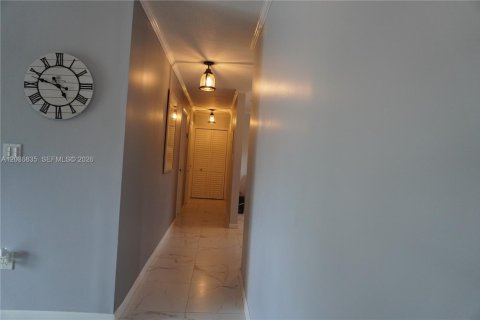 House in Miami, Florida 3 bedrooms, 218.51 sq.m. № 2086749 - photo 14
