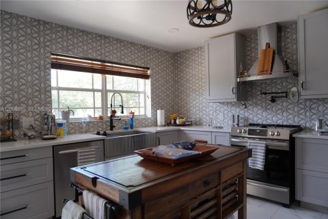 House in Miami, Florida 3 bedrooms, 218.51 sq.m. № 2086749 - photo 23