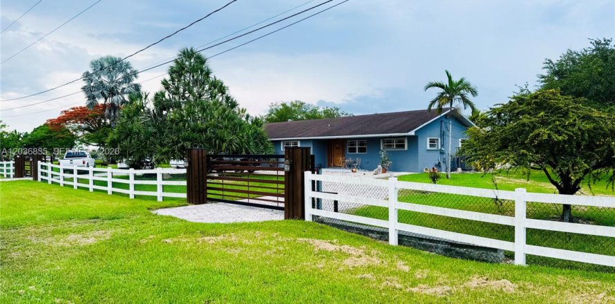 House in Miami, Florida 3 bedrooms, 218.51 sq.m. № 2086749