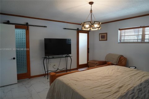House in Miami, Florida 3 bedrooms, 218.51 sq.m. № 2086749 - photo 27