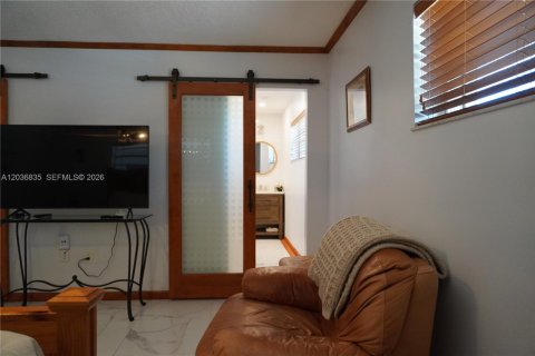 House in Miami, Florida 3 bedrooms, 218.51 sq.m. № 2086749 - photo 28