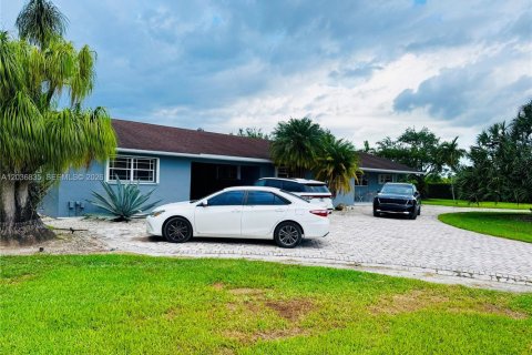House in Miami, Florida 3 bedrooms, 218.51 sq.m. № 2086749 - photo 8