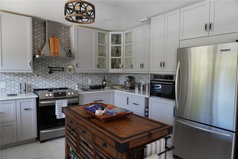 House in Miami, Florida 3 bedrooms, 218.51 sq.m. № 2086749 - photo 22