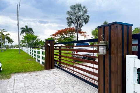House in Miami, Florida 3 bedrooms, 218.51 sq.m. № 2086749 - photo 2
